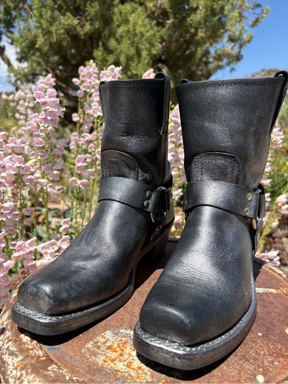 FRYE πΊπΈ Metallic Black 8R Harness Boots - Picture 16 of 16